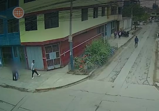 Cámaras de seguridad captaron el asalto cometido por un hombre armado en el cruce de los jirones Manuel Barreto y Manuel Arias. Vecinos denuncian que el sujeto habría robado antes en la zona. (Captura de América Noticias)