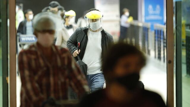Pasajeros deberán usar mascarilla y escudo facial “en todo momento” en el aeropuerto por segunda ola del COVID-19