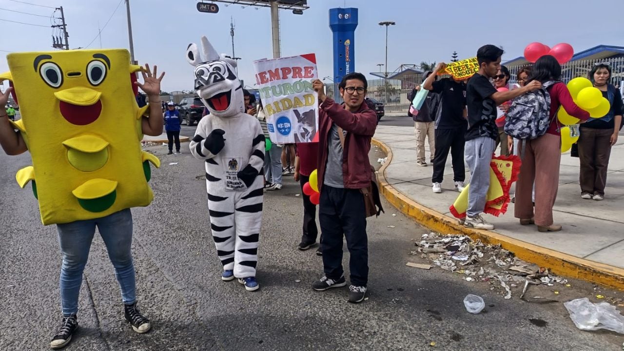 La Subgerencia de Seguridad Vial de la Municipalidad de Trujillo y alumnos de la UNT participaron de esta campaña.