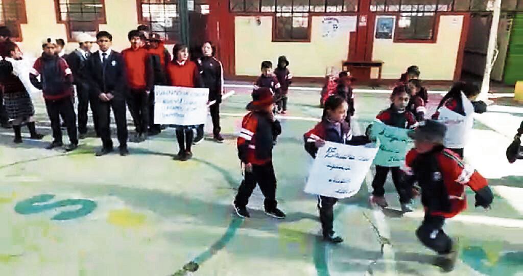 Estudiantes en protesta con carteles. Foto: Cortesía