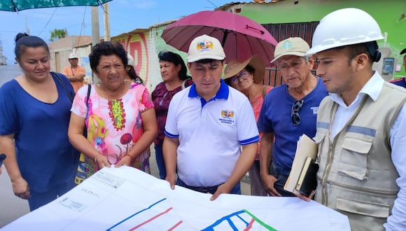 Alcalde Efraín Bueno, junto a regidores, dirigentes y vecinos visitaron los trabajos que se ejecutan en el asentamiento humano Cerrito la Virgen y en el sector Las Lomas para constatar sus avances.