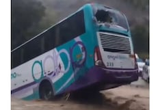 Activación de quebrada arrastra ómnibus con pasajeros en Cajamarca