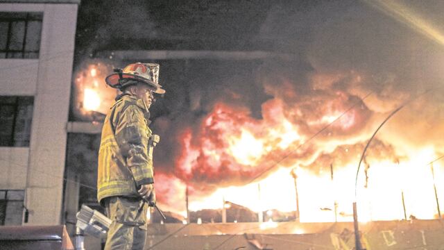 Los bomberos se arriesgan a diario por personas que no conocen, para ellos nuestro reconocimiento.