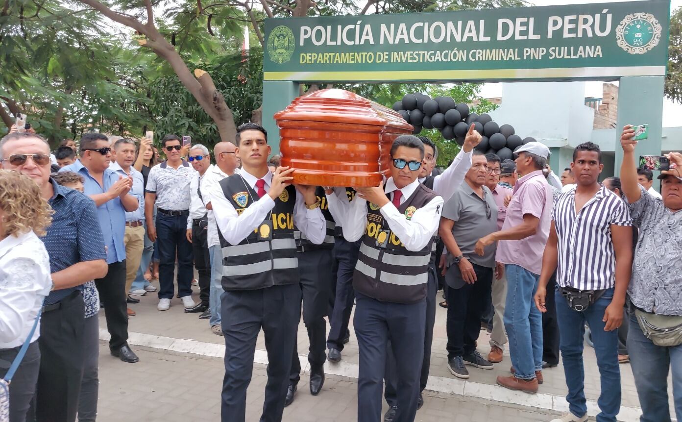 Policía en retiro, Pedro Beraun fue despedido por sus colegas del Depincri. Además, fue sepultado padre de familia y obrero. Ellos murieron al caer a canal de regadío