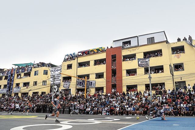 Los balcones del jirón Parinacochas convertidos en exclusivos palcos VIP.