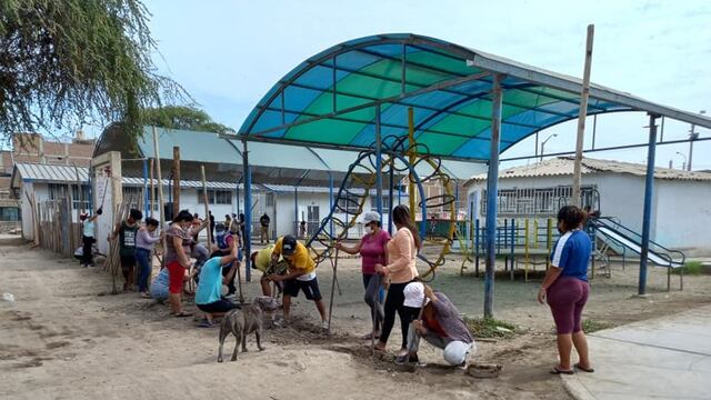 Chiclayo: Padres construyen cerco perimétrico de palos y cartones en colegio donde estudian sus hijos