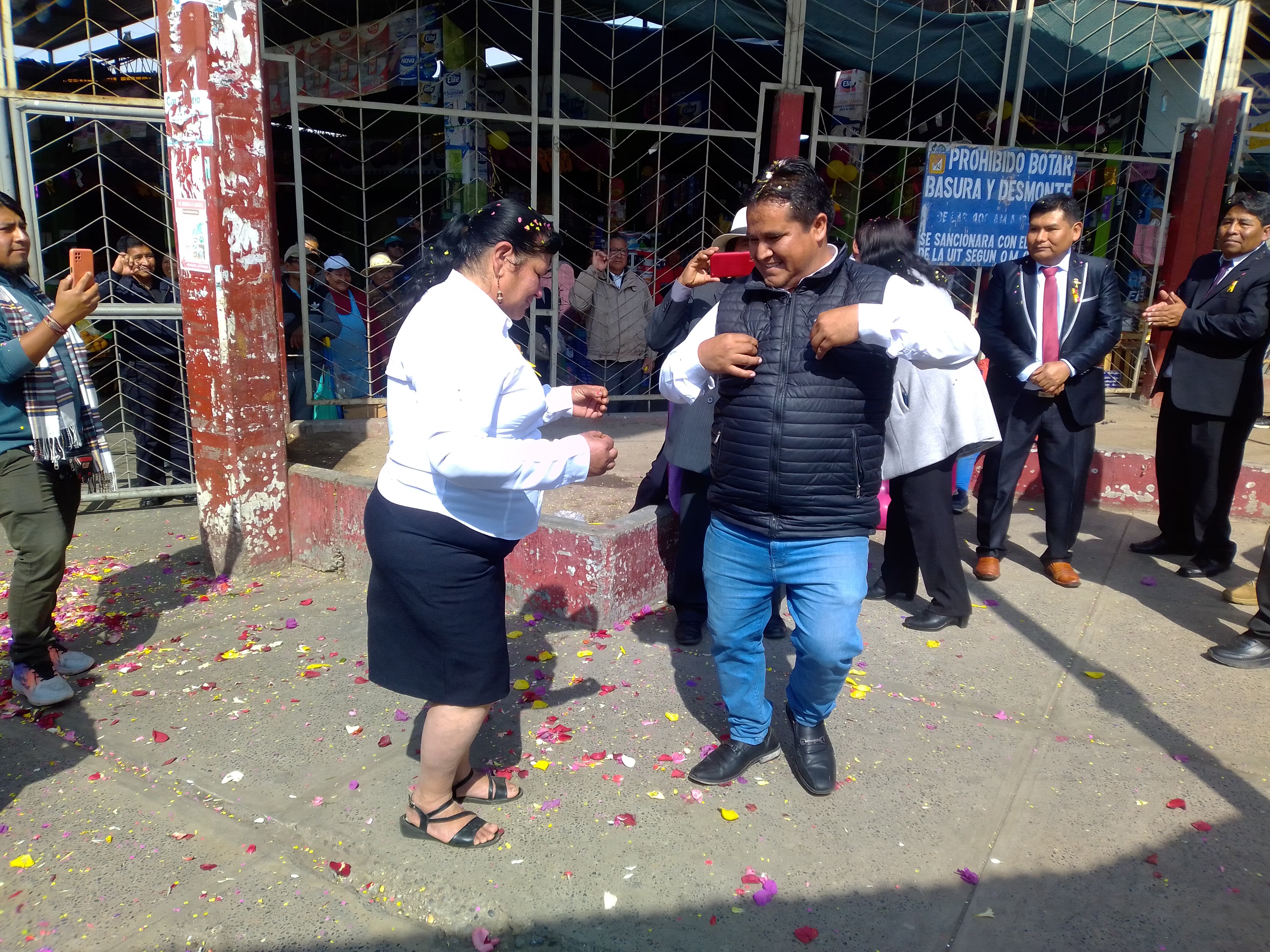 Tacna: Merchants take a break from work to celebrate the reinstatement After the patriotic act, participants enjoyed dancing the Creole polka Mi Tacna Hermosa. (Photo: Adrian Apaza)