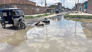 Buzones de desagüe colapsan e inundan calles en Piura
