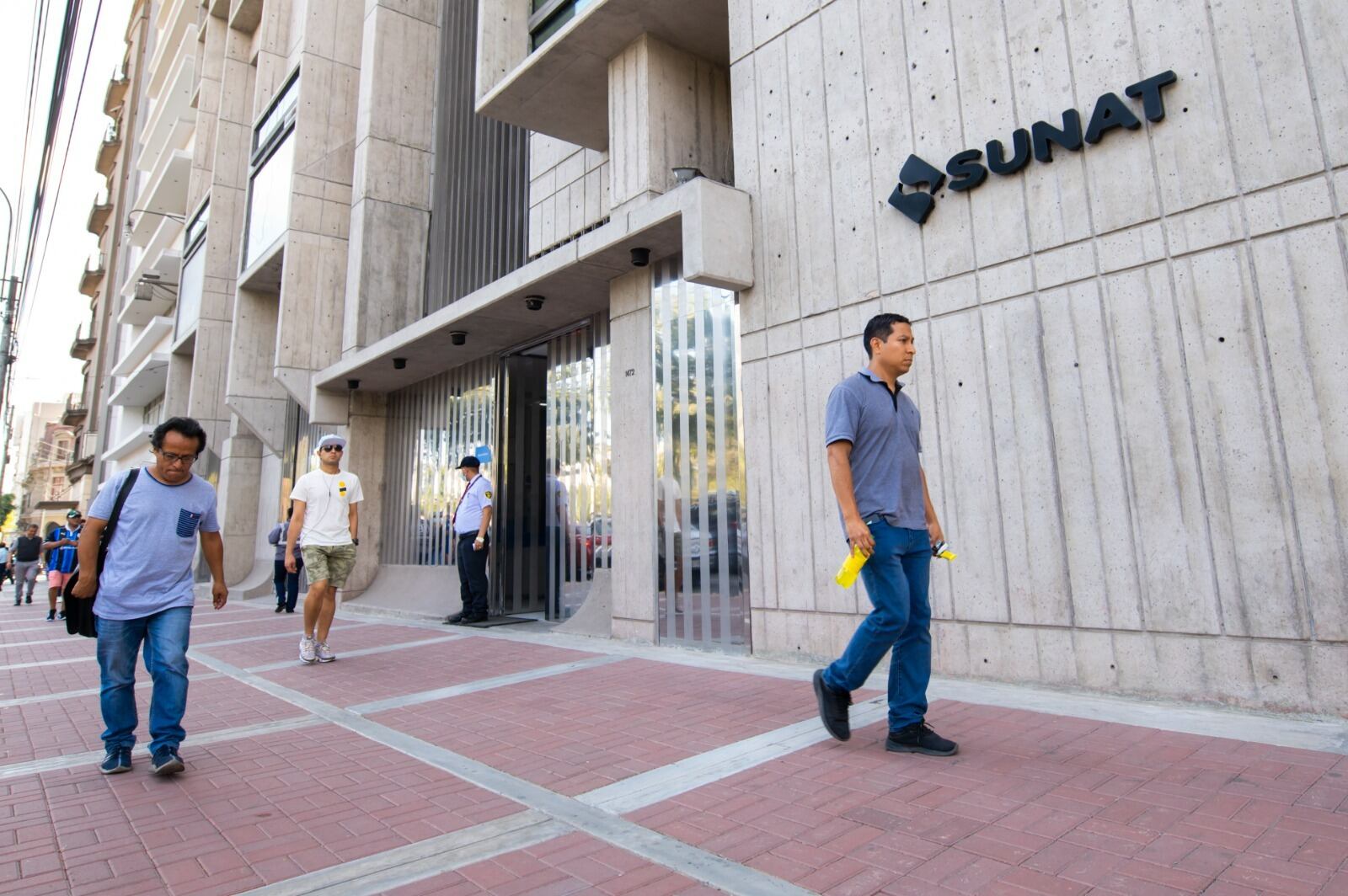 Ingresos tributarios cayeron en 2023, pero no el gasto público