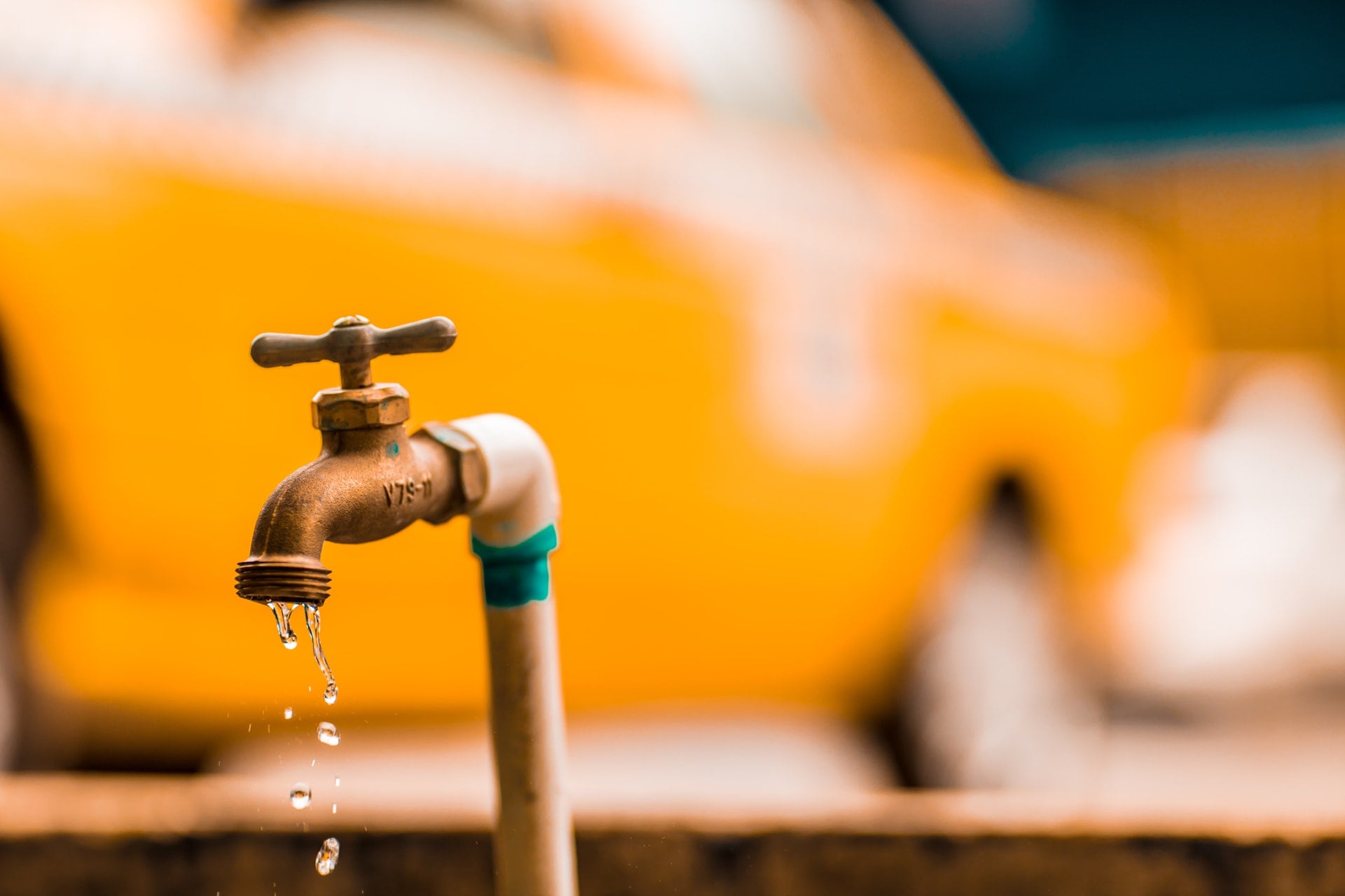 Errores comunes en instalaciones sanitarias y reparaciones domésticas pueden provocar filtraciones, desperdicio de agua y altos costos en los hogares.