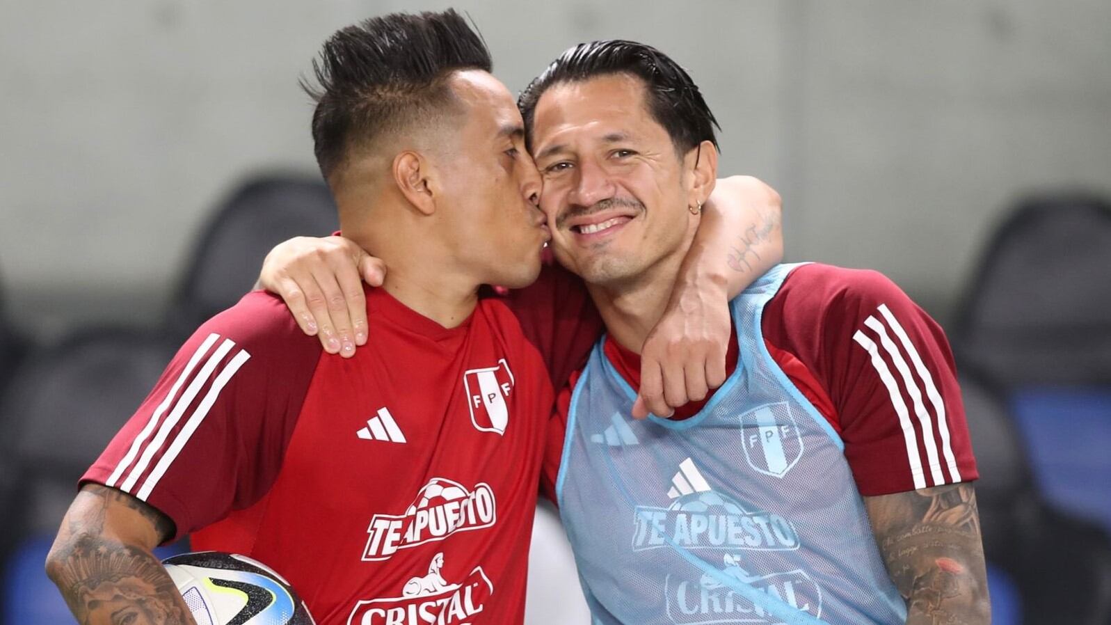 La postal de Christian Cueva y Gianluca Lapadula, a un día del Perú vs. Japón. (Foto: @SeleccionPeru)