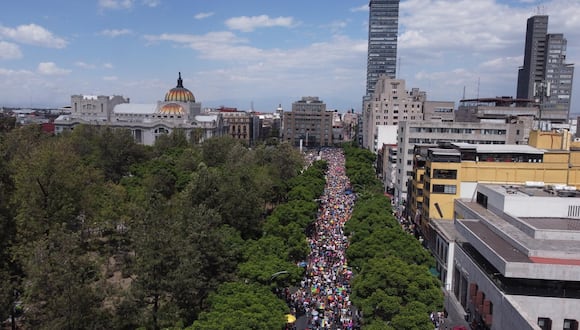 Miles de personas participan en la marcha del Orgullo LGBT hoy, en la Ciudad de México (México). (Foto: EFE/Sáshenka Gutiérrez)