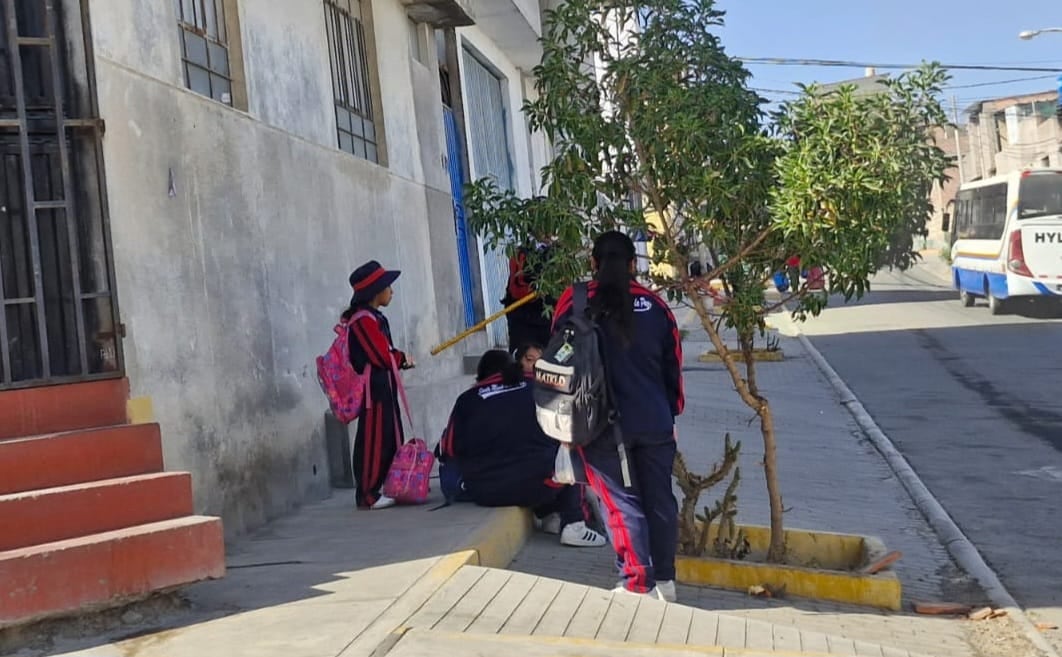 Estudiantes se quedaron en las calles por la falta de buses y ante la suspensión de labores escolares (Foto: Omar Cruz/@photo.gec)