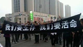 China: Cientos de personas protestan contra una planta petroquímica 