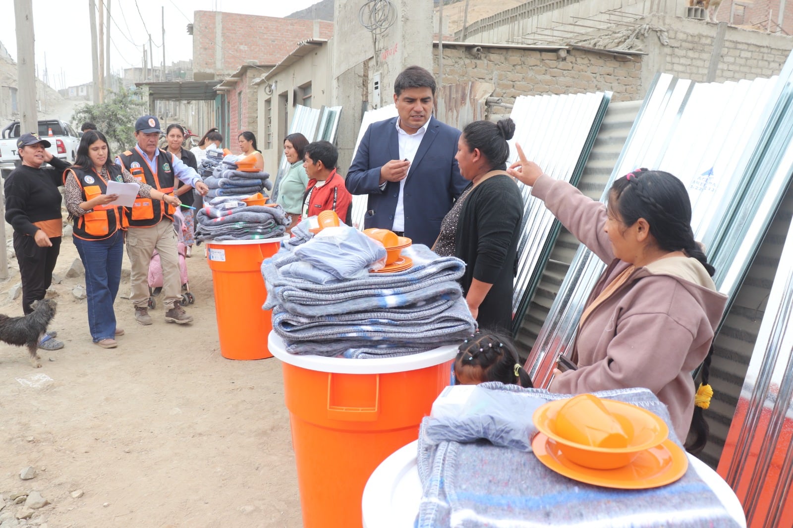 Alcalde de Trujillo entregó calaminas a pobladores de Alto Trujillo para que no duerman a la intemperie.