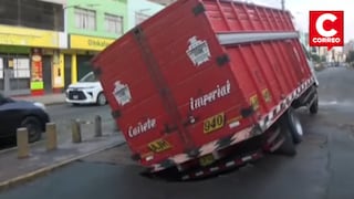 El Agustino: Camión quedó atascado en pista tras caer en forado