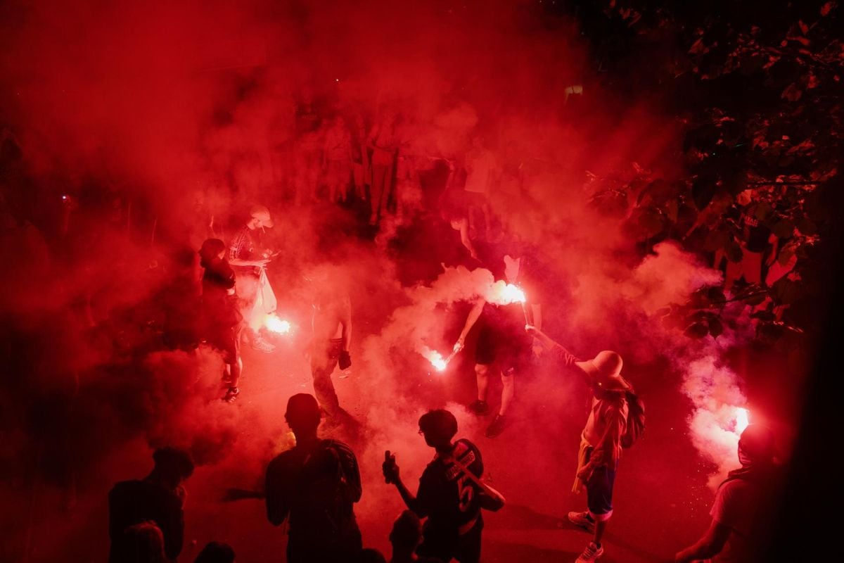 Aficionados del PSG reaccionan en el estadio Parc des Princes de París, Francia, el 30 de mayo de 2026. Foto: EFE/EPA/VALENTINA CAMU