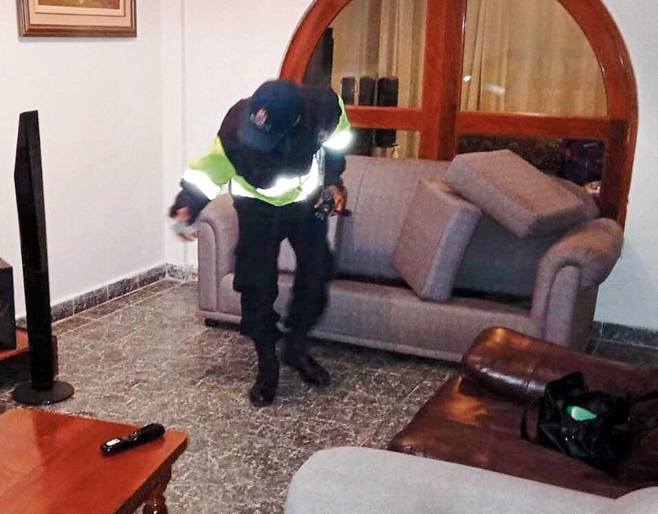 Aprovechando la ausencia de los dueños, los delincuentes palanquearon la puerta principal de una vivienda y alzaron con joyas y otras cosas en Talara