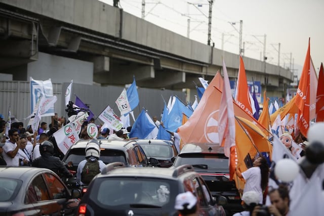 Simpatizantes de partidos llegan a exteriores del Centro de Convenciones por debate presidencial (Foto: Julio Reaño/GEC)