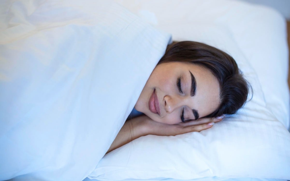 El consumo de melatonina se ha popularizado como alternativa rápida para dormir mejor, pero especialistas recomiendan evitar la automedicación y buscar evaluación médica ante insomnio persistente. (Foto referencial: Freepik)