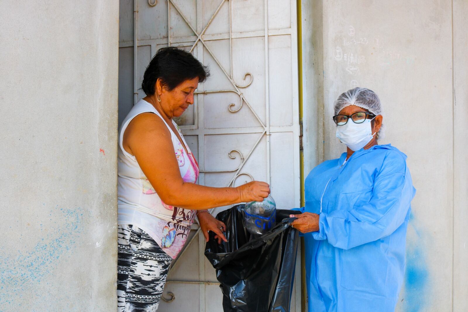 Además, sensibilizaron a los vecinos sobre las medidas que deben tomar para prevenir el avance del dengue