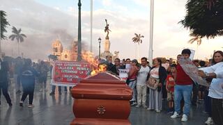 Ciudadanos queman ataúd en la Plaza de Armas de Trujillo