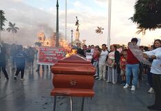 Ciudadanos queman ataúd en la Plaza de Armas de Trujillo