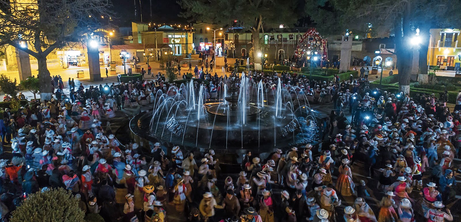 La Plaza de Chivay luce más hermosa que nunca, su gente se encarga de eso. (Foto: Pedro Torres)