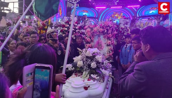 Artistas cantan y los fans siguen llegando al velorio de “Muñequita Milly” en Puno