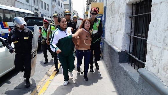 Mujeres fueron detenidas y permanecen en la comisaria de Palacio Viejo. (Foto: GEC)