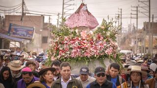 Mar humano peregrina con virgen de Cocharcas para recibir su bendición