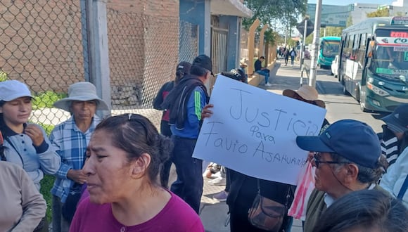 Familiares y amigos de Favio Ajahuana Lozano en los exteriores de la morgue de Arequipa. (Foto: GEC)