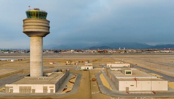 La nueva torre de control y la segunda pista de aterrizaje del Aeropuerto Internacional Jorge Chávez fueron inauguradas por Dina Boluarte en abril del 2023. (Foto: Shutterstock)