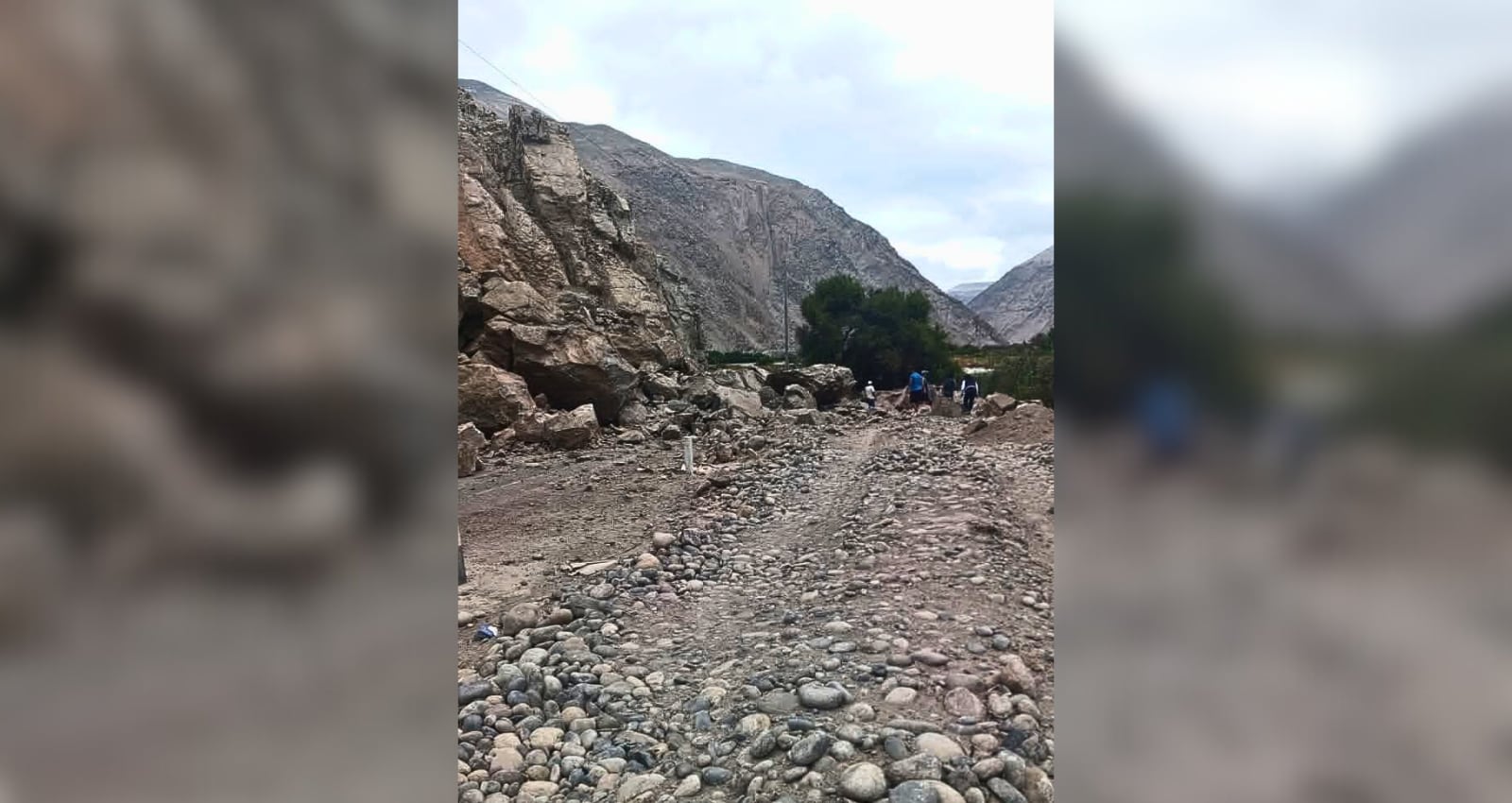 Derrumbe de cerro en “Palo Parado” deja incomunicados a varios pueblos en Camaná. Foto: GEC.