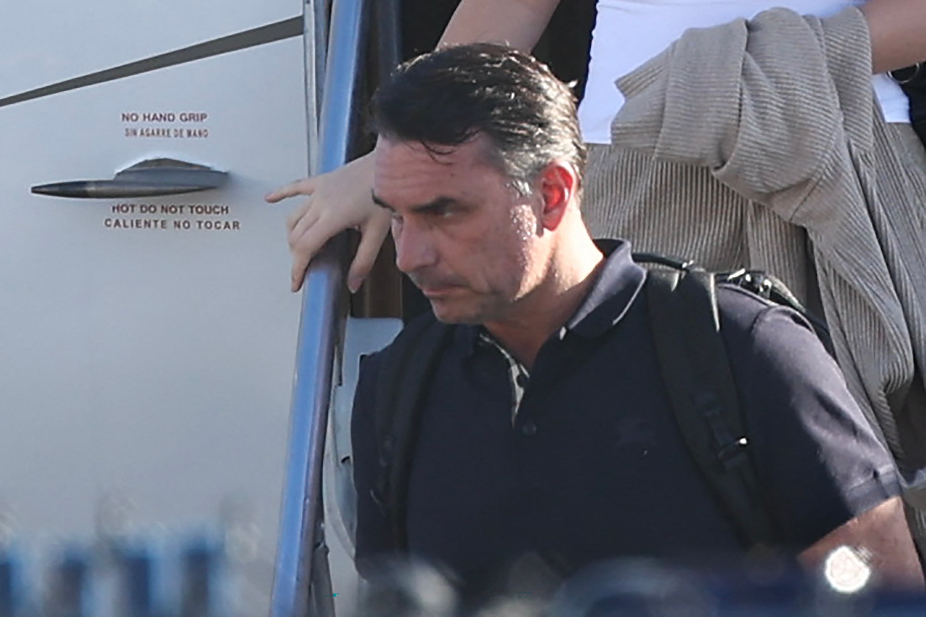 El excandidato presidencial brasileño viajó con su esposa y sus dos hijas pese a una orden judicial que le prohibía salir del país. La agencia AFP confirmó que descendió de un avión privado en Florida, mientras enfrenta una investigación por presunto lavado de dinero. (Foto de Ricardo Arduengo / AFP).