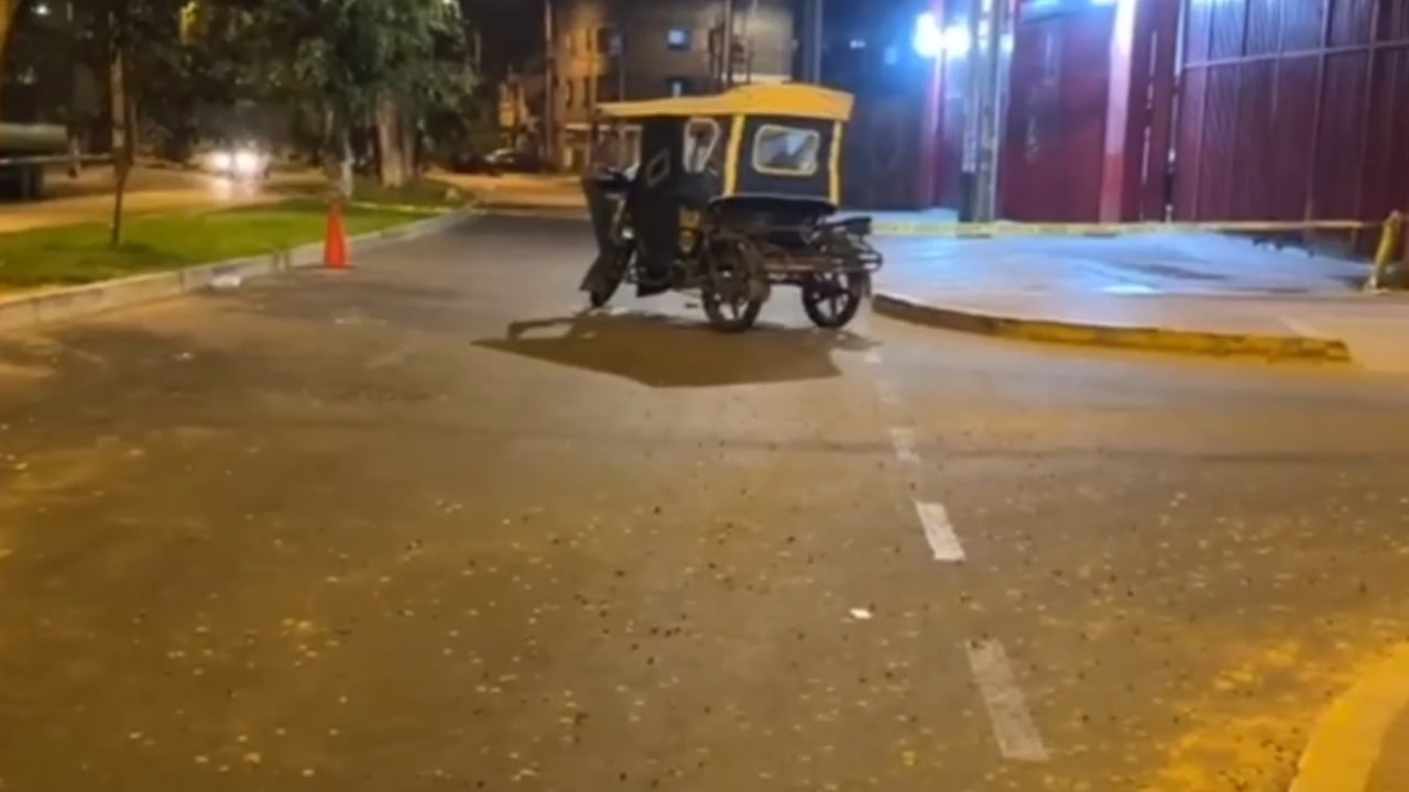 La víctima, identificada como Ciro Trejo Nicolás, fue auxiliada por bomberos y trasladada al Hospital Hipólito Unanue. La Policía Nacional realiza las investigaciones para esclarecer el atentado. (Captura de imagen de Exitosa Noticias)