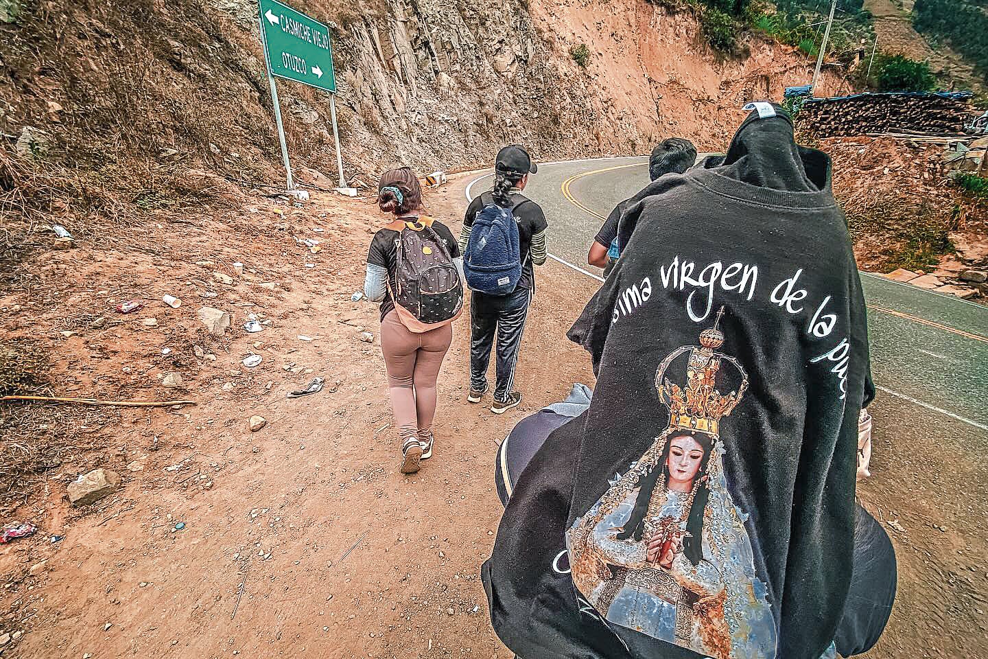 Unos 30 mil fieles llegan caminando desde Trujillo para venerar a la “Reina de la Paz Universal”. Festividad, declarada Patrimonio Cultural de la Nación, inicia hoy con diversas actividades religiosas, culturales y sociales. Policías, ronderos, serenos y agentes particulares se encargarán de resguardar las celebraciones. Foto: Randy Reyes.