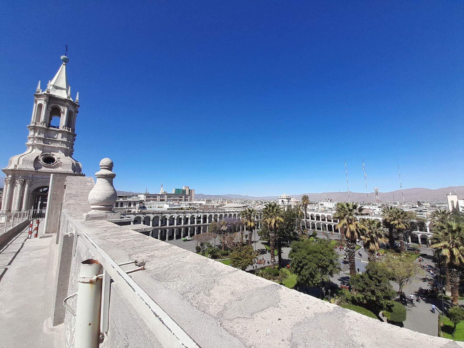 Desde el campanario de la Catedral de Arequipa se observa la ciudad a 360 grados