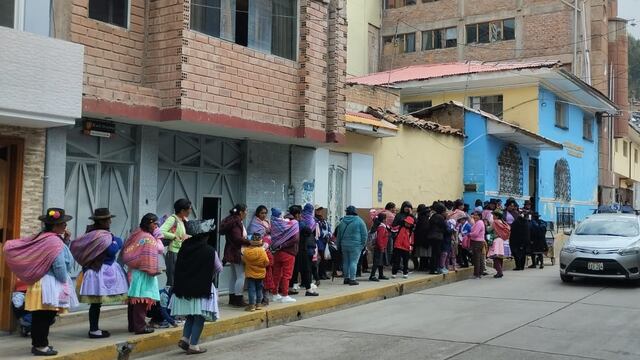 Madres realizan protesta y exigen que Gobierno Regional de Huancavelica les entregue canastas por su día