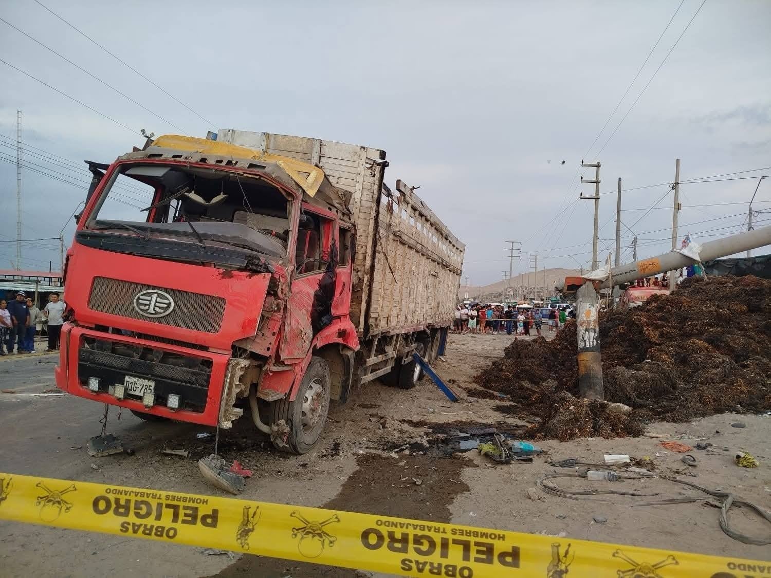 Las víctimas mortales fueron halladas dentro del vehículo, mientras que los heridos fueron trasladados al Hospital Regional de Ica. La Policía investiga las causas del siniestro.
