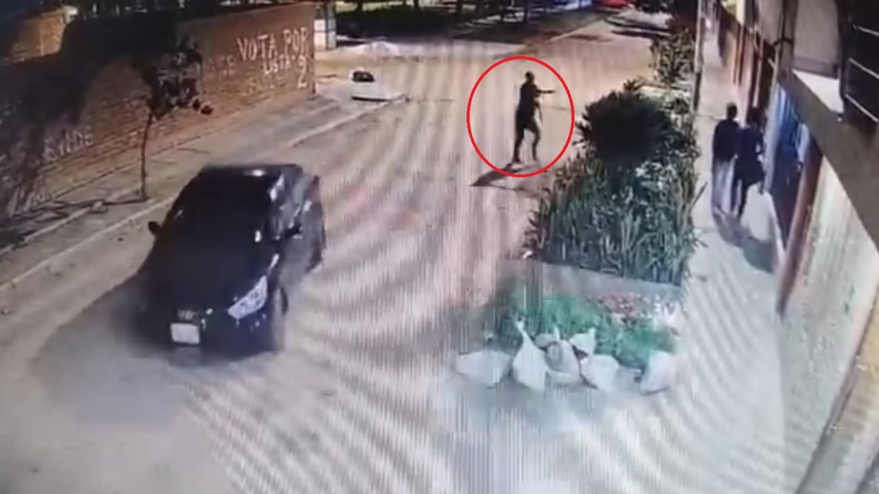 Los delincuentes llegaron a bordo de un automóvil y uno de ellos desciende para amenazar con un arma de fuego a sus víctimas. El hecho se registró en la urbanización Covicorti, en Trujillo.