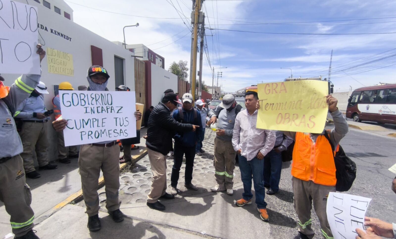 Padres protestan por paralización de construcción de colegio Paraíso de Chuca de Sabandía. Foto: GEC.