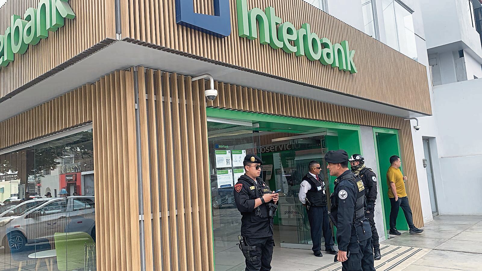La balacera se registró en los exteriores de Banco Interbank, ubicado en la intersección de la avenida Larco y la calle Los Ángeles, en el distrito de Trujillo.