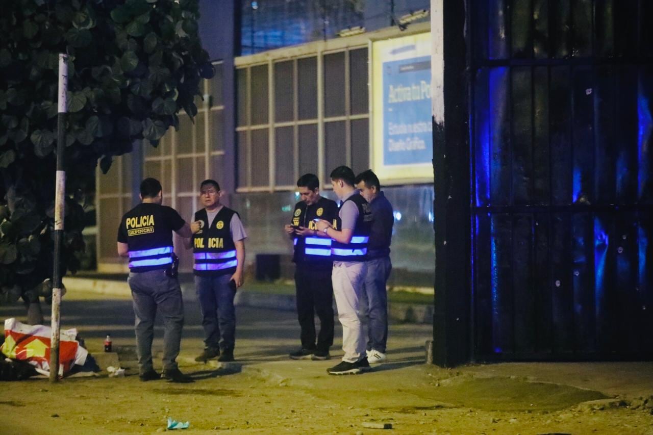 Agentes del Departamento de Investigación Criminal de San Juan de Miraflores llegaron hasta el lugar para recoger pistas que permitan identificar a los responsables.