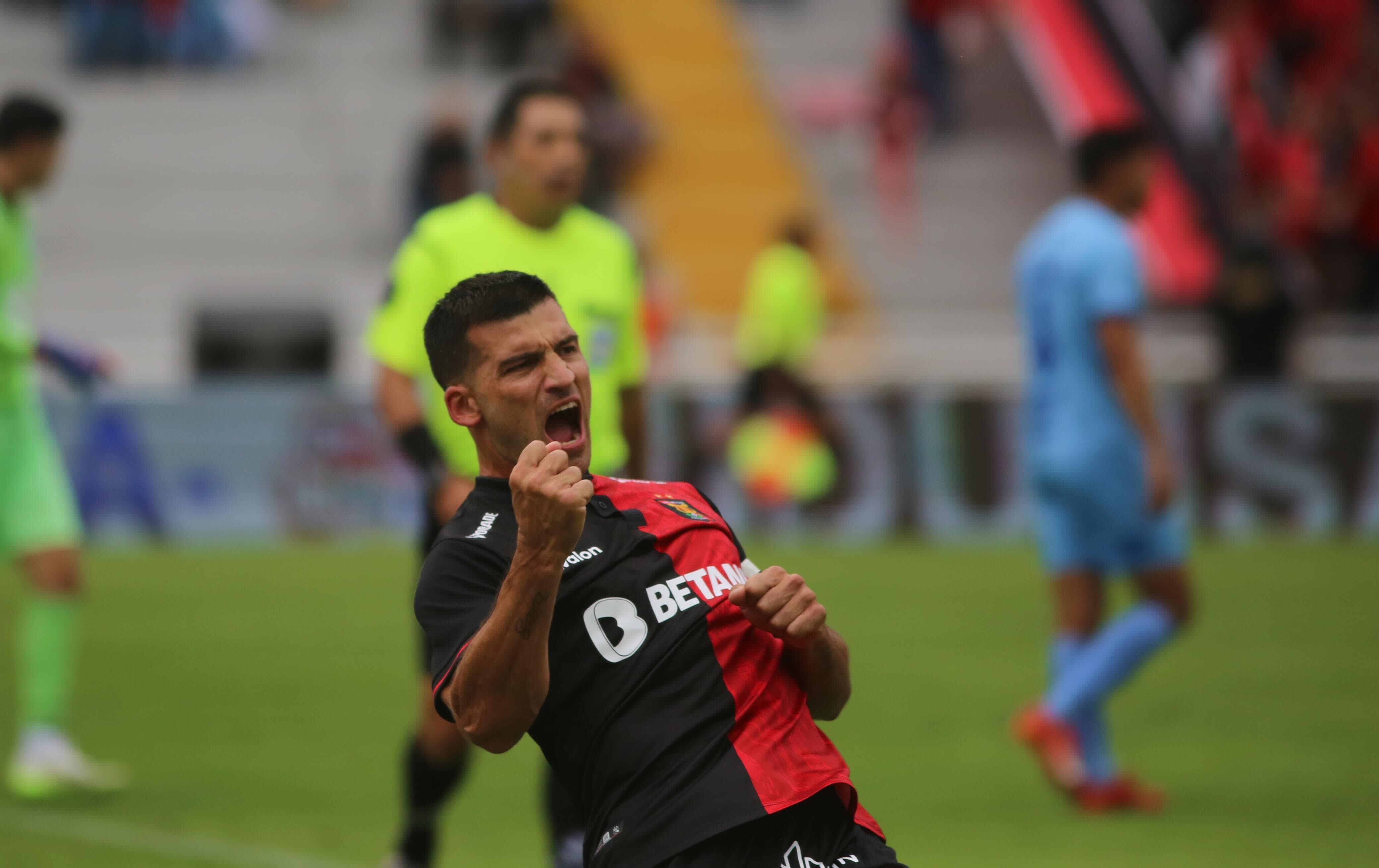 El FBC Melgar empató 1-1 con Bolivar de La Paz, partido amistoso que se jugó en la "tarde roninegra". (Foto: Leonardo Cuito)