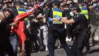Cientos de manifestantes anticonfinamiento se enfrentan a la policía en Australia