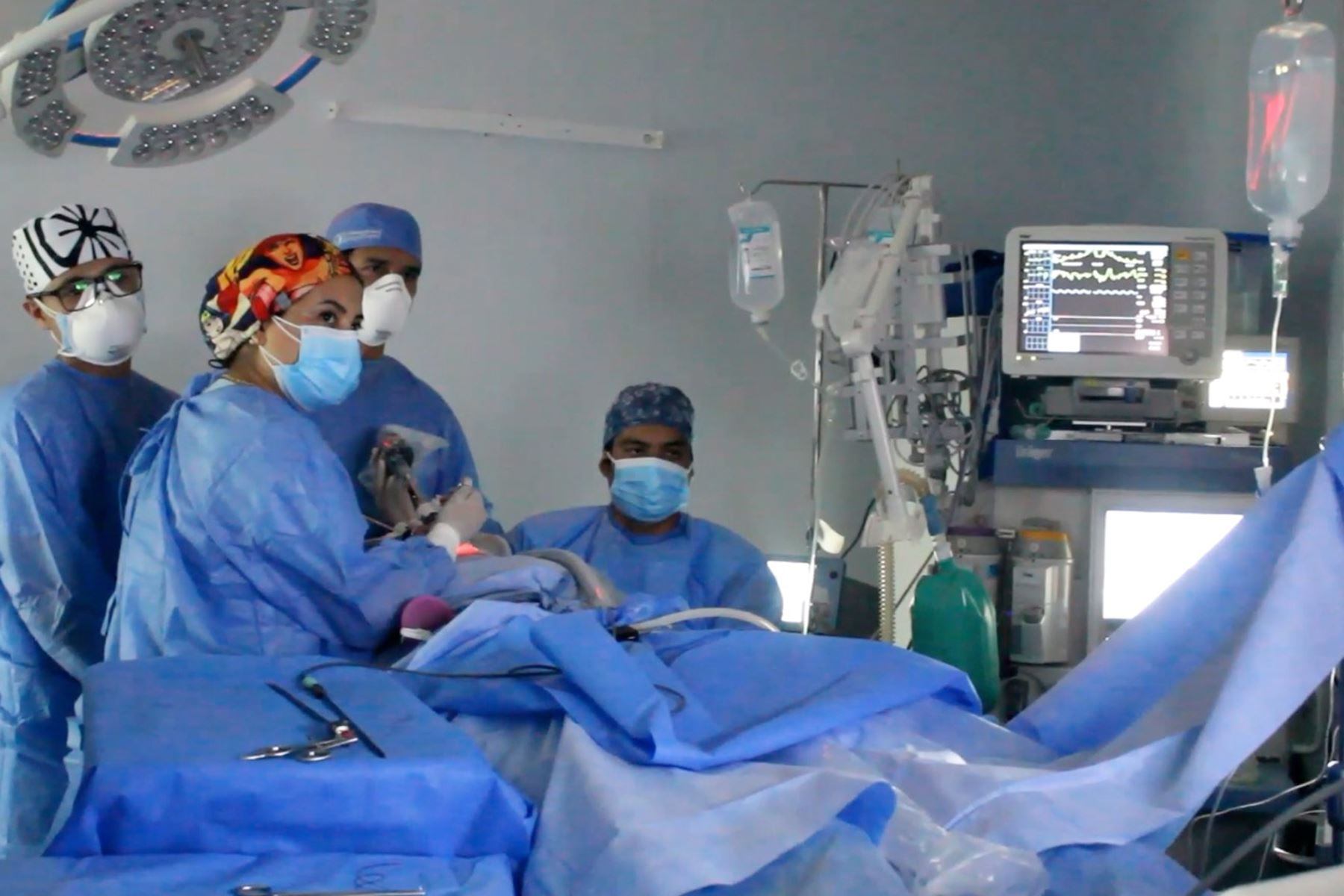 Para esta operación se requirió la presencia de cirujanos de esófago y estómago. (Foto: EsSalud)