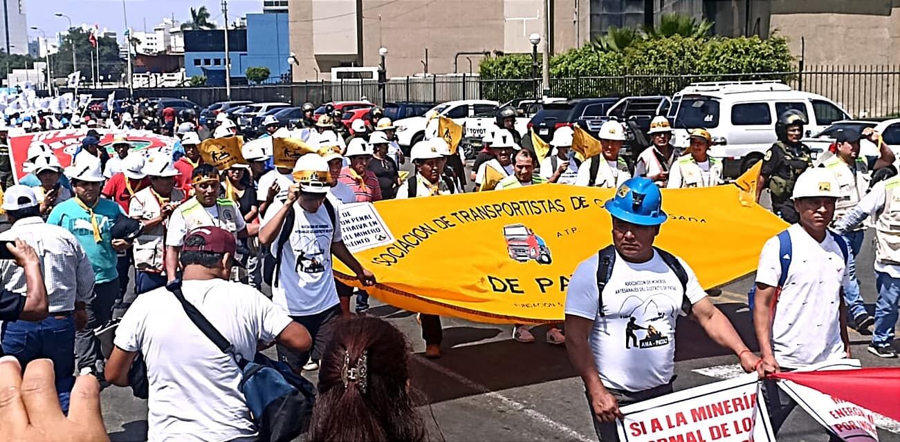 Marcha de mineros artesanales. (Foto: Facebook)