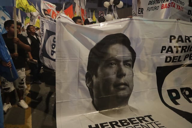 Simpatizantes de partidos llegan a exteriores del Centro de Convenciones por debate presidencial (Foto: Julio Reaño/GEC)