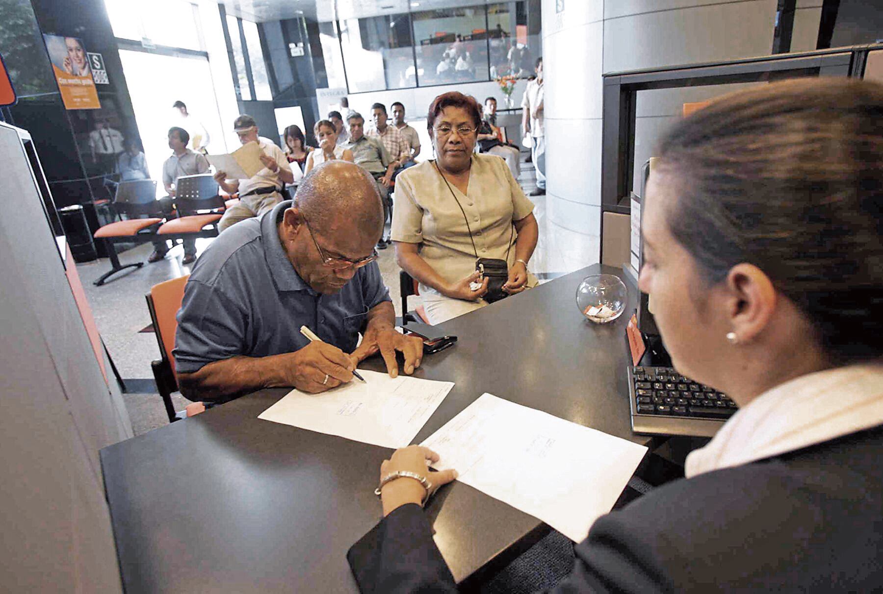 Se mantuvo reglas perniciosas de la anterior legislación como la expectativa de vida de los afiliados, mientras que los cambios como el aporte obligatorio de los independientes o la imposibilidad de que los menores de 40 años puedan retirar el 95.5% de sus fondos son seriamente cuestionados. Especialistas consideran que se debe volver a construir un sistema previsional.
